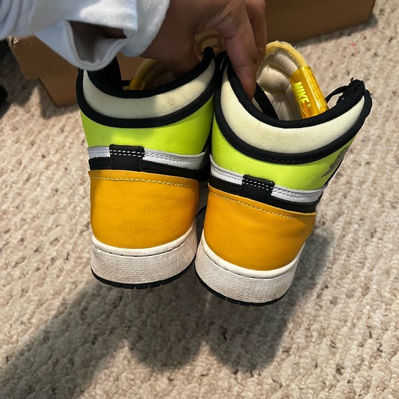Air Jordan 1 Retro High OG "Volt Gold" sneakers - Picture 2 of 4